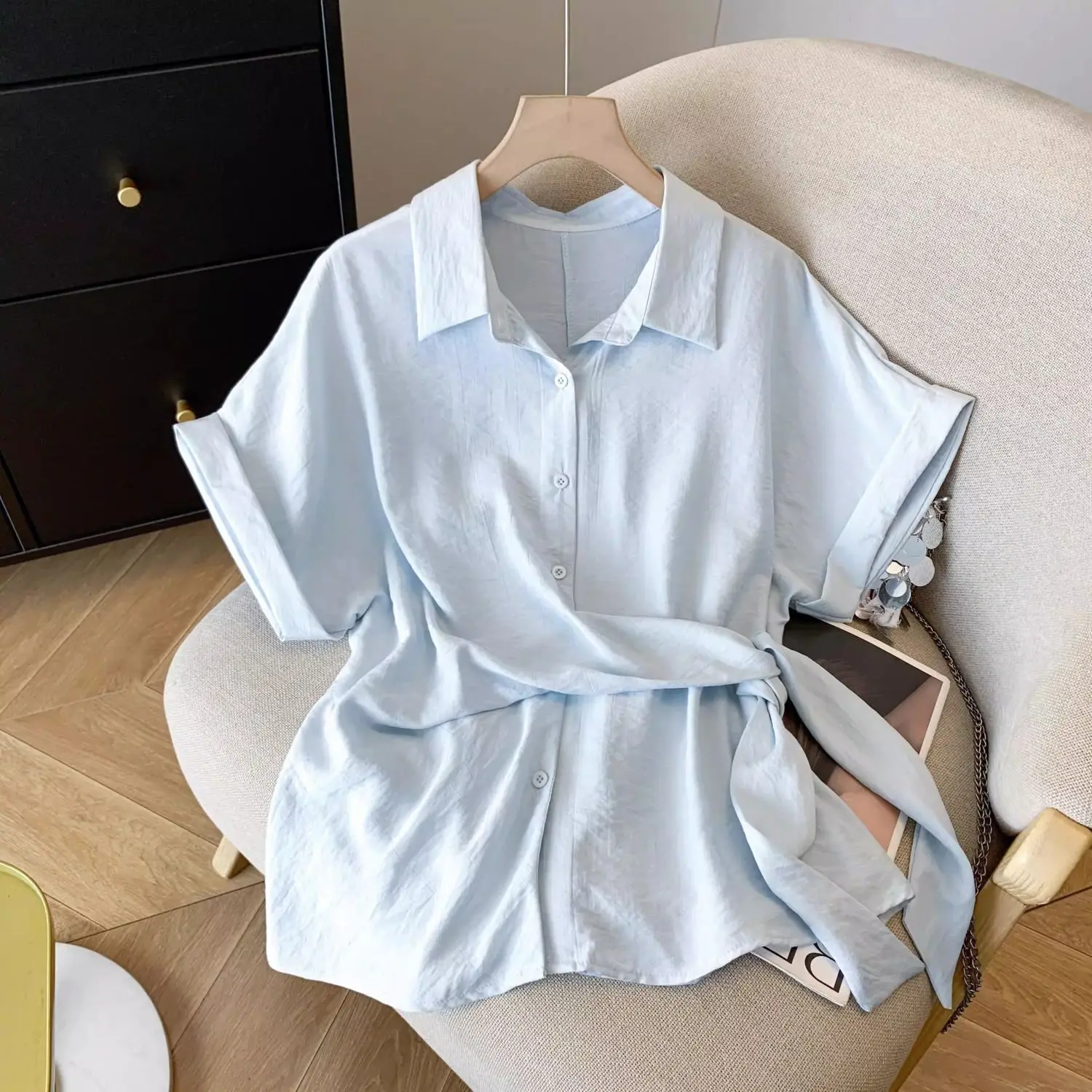 قميص نسائي أزرق على الطراز الكوري من مصنع قوانغتشو الثالث عشر، موضة صيفية بأكمام قصيرة وياقة بولو ضيقة