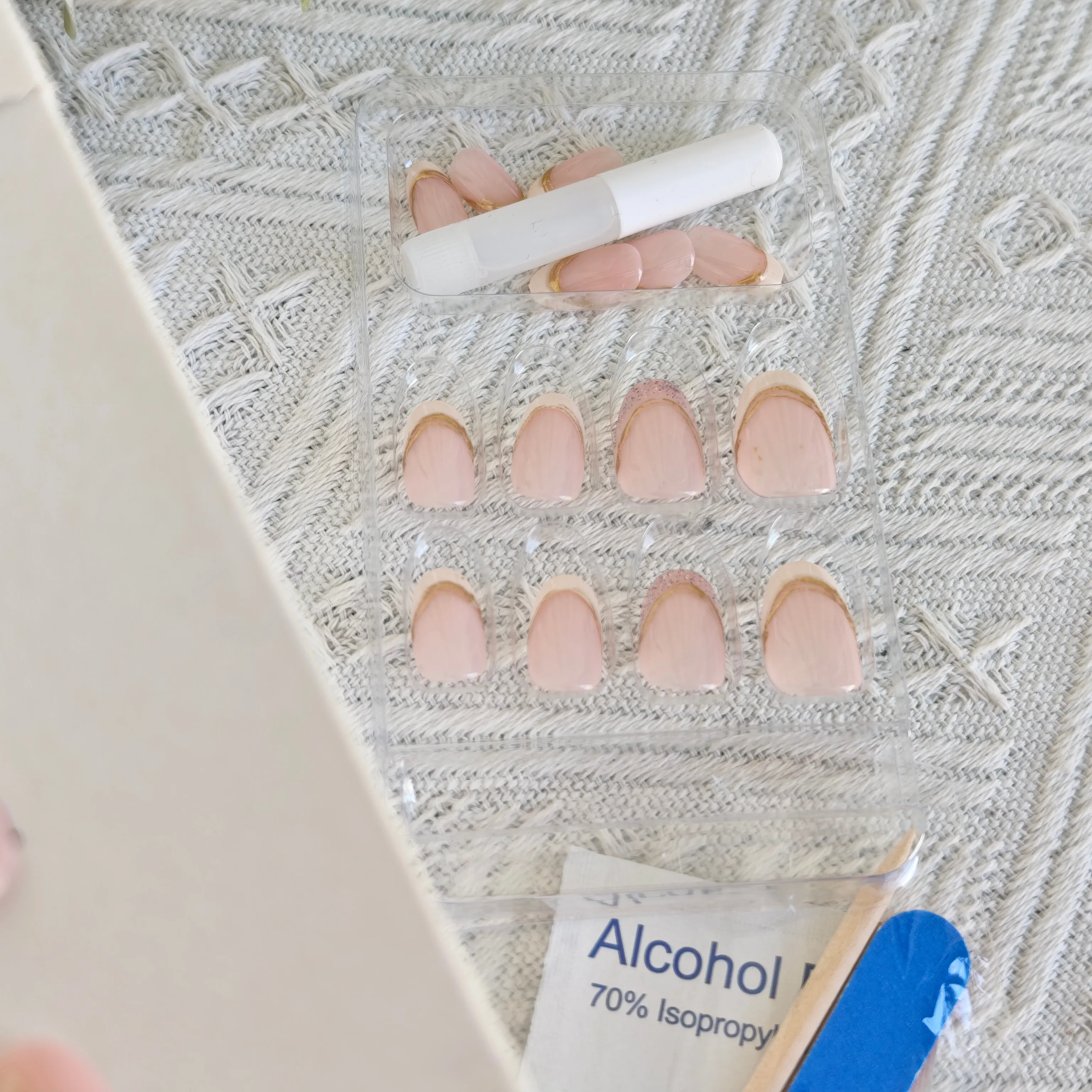 24 pièces douces élégance française ongles à pression-forme courte d'amande avec délicat ensemble de faux ongles à paillettes florales 3D