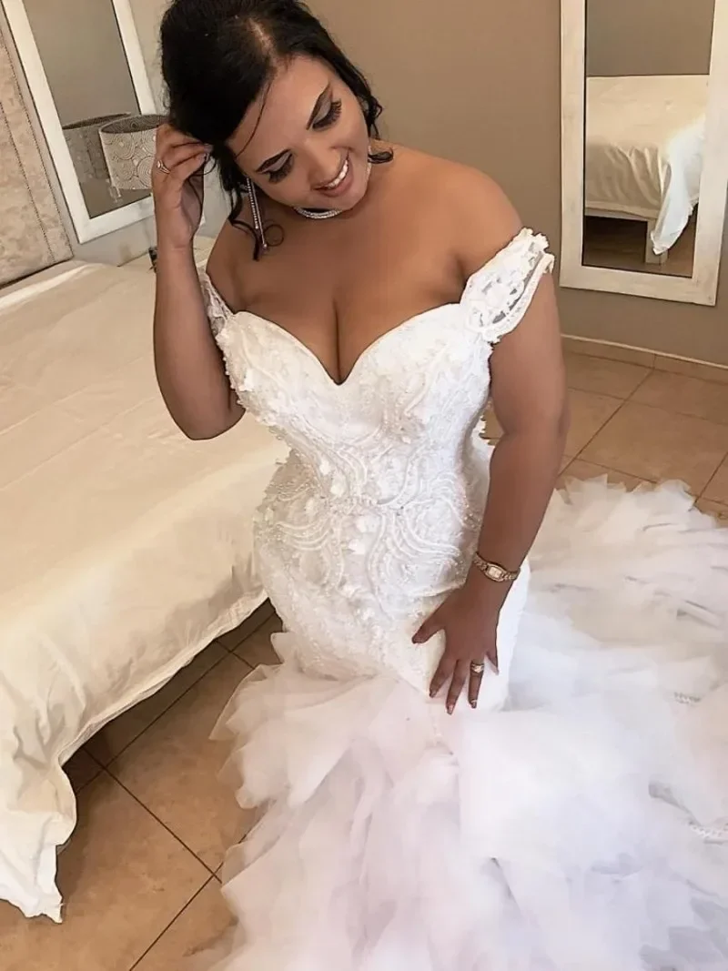 Vestido de novia de sirena con apliques de encaje y hombros descubiertos Vintage personalizado vestidos de novia de talla grande con capas escalonadas para chica negra