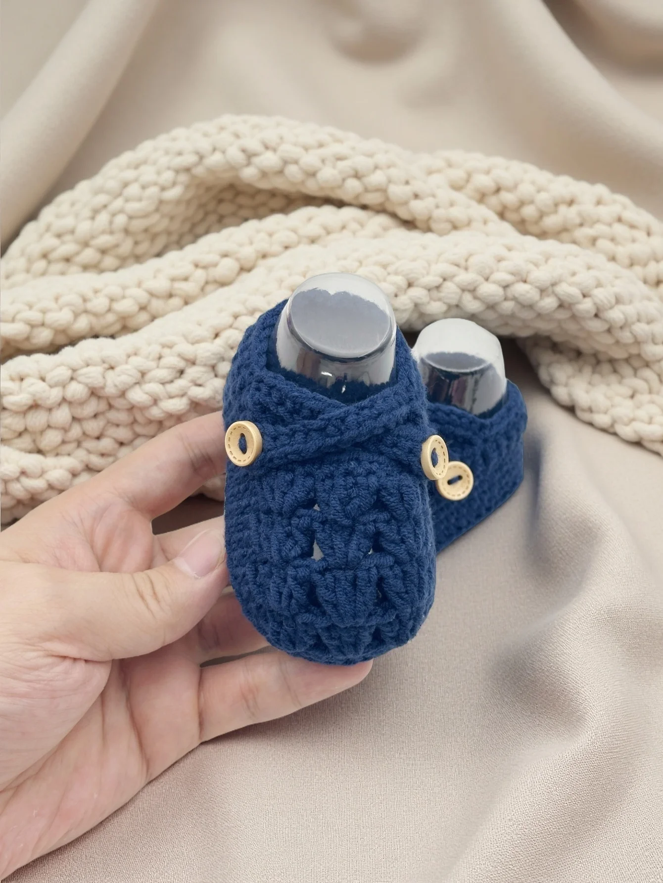 زوج واحد من أحذية الأطفال المصنوعة يدويًا من الكروشيه باللون الأزرق الداكن مع تفاصيل أزرار، أحذية أطفال ناعمة متماسكة، من عمر 0 إلى 12 شهرًا
