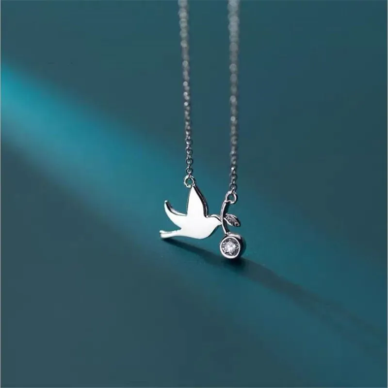 925 Sterling Silver Jewelry Fresh Glossy Cute Bird Round Single Diamond Pigeon Fashion Sweet Animal Necklaces  XL165