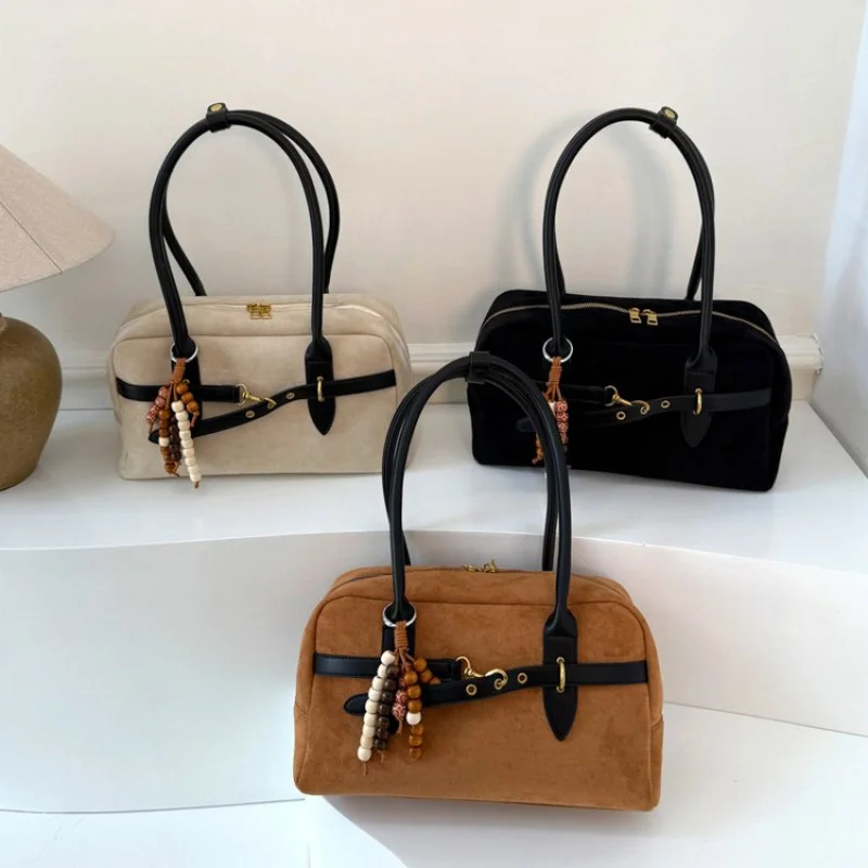 

Classic Designer Commuter Bag For High-End Women With Messenger Feature And Unique Vintage Letter Logo