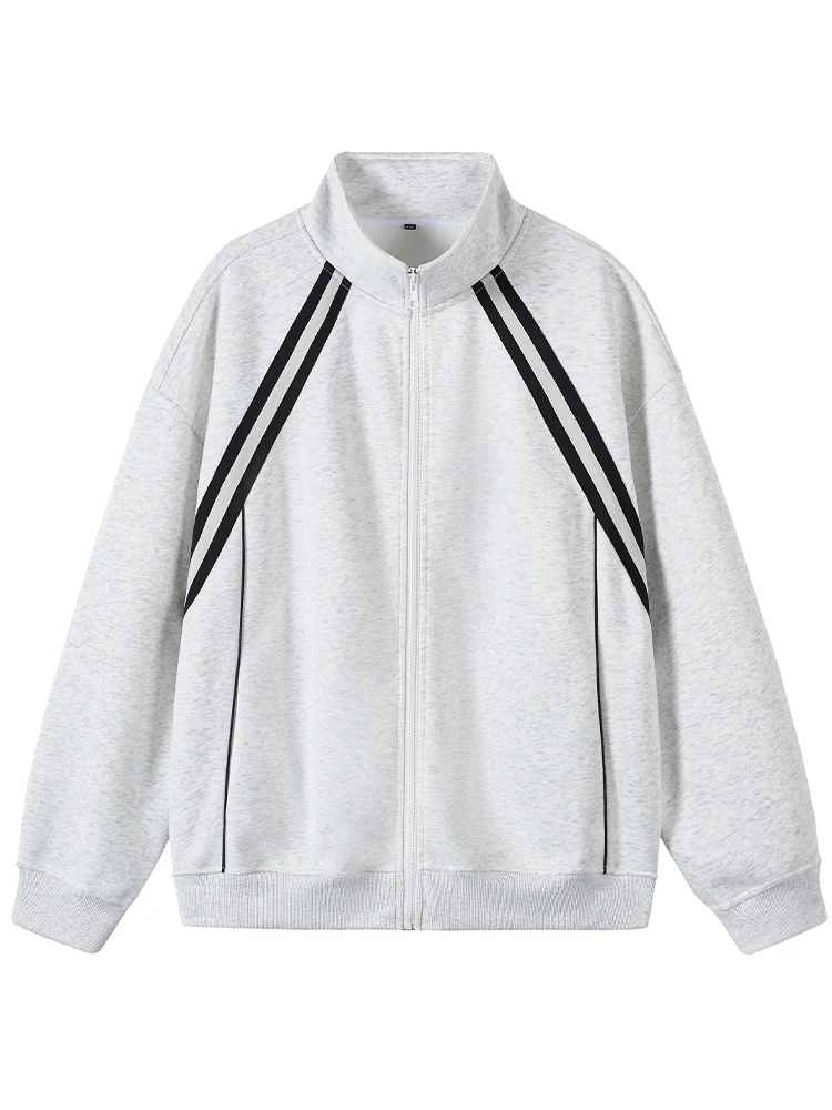 

Мужская светло-серая спортивная куртка на молнии с контрастными полосками