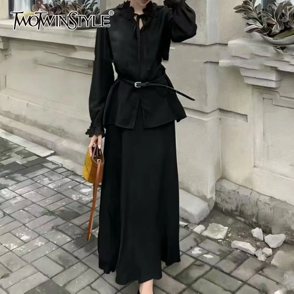 

TWOTWINSTYLE Новинка: Комплект из двух предметов для женщин – свободный топ с круглым вырезом и длинными рукавами, юбка с высокой талией, с аппликациями.