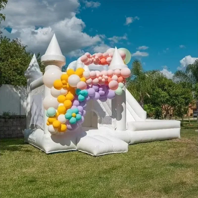 

с воздуходувкой, большая игровая площадка на открытом воздухе, подходящая для вечеринки, свадебного украшения. Детский белый надувной прыгающий замок.