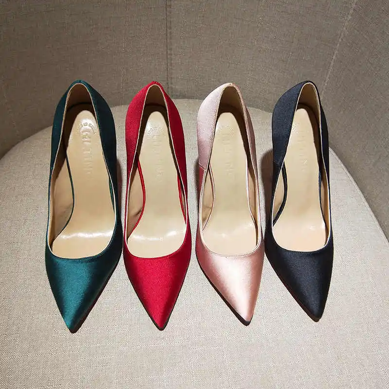 النساء الكعوب الحرير 2025 المرأة أنيقة عالية الكعب العلامة التجارية الفاخرة الأحمر لامعة قيعان أشار تو مثير مضخات السيدات حفلة موسيقية أحذية النساء