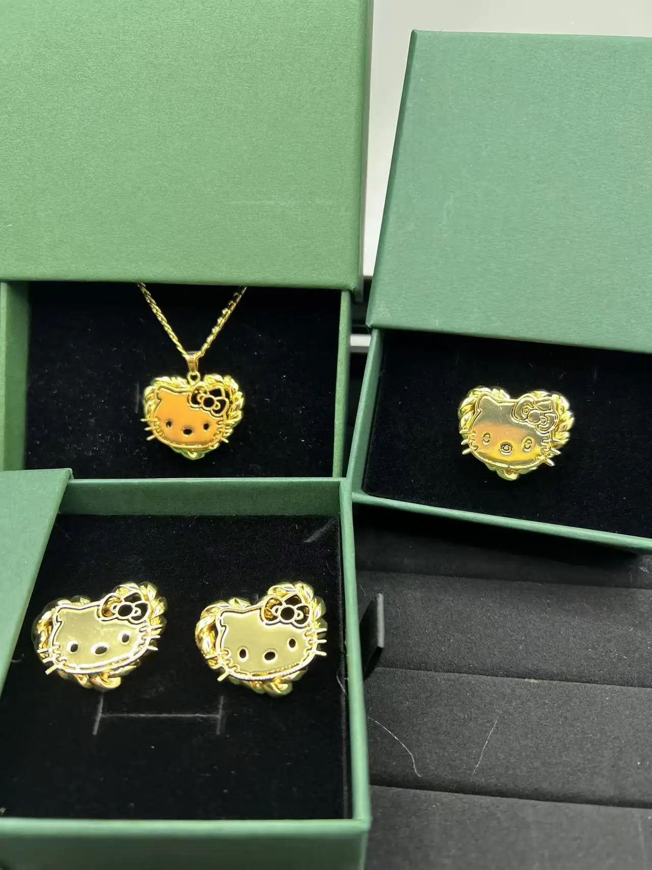 Colección de joyas con forma de corazón de Hello Kitty chapado en oro de 18 quilates
