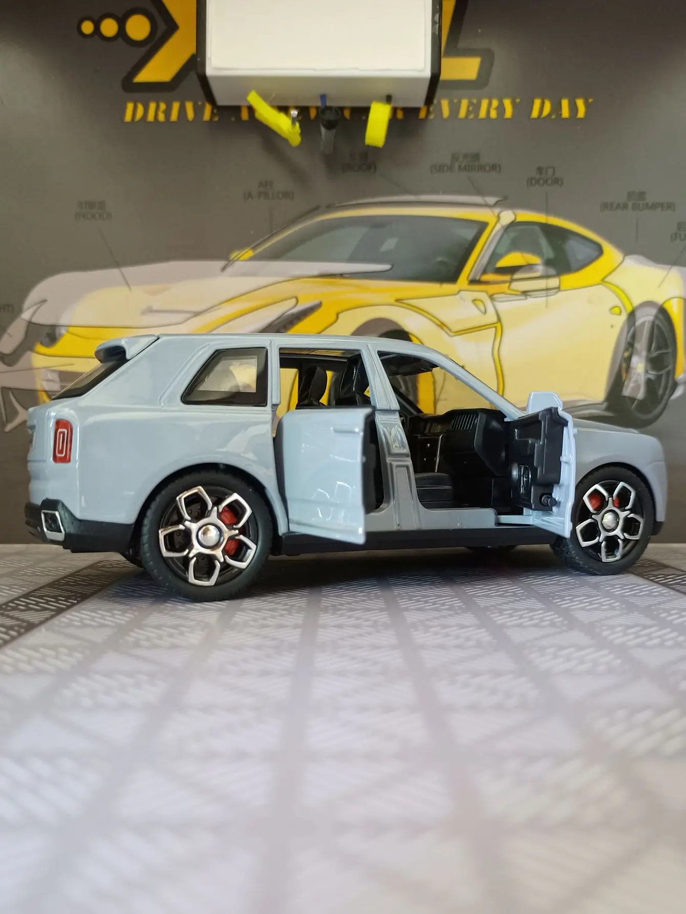 

1:32 Rolls Royce Cullinan alloy luxury model doors and the front hood and trunk door can also be opened rich in details