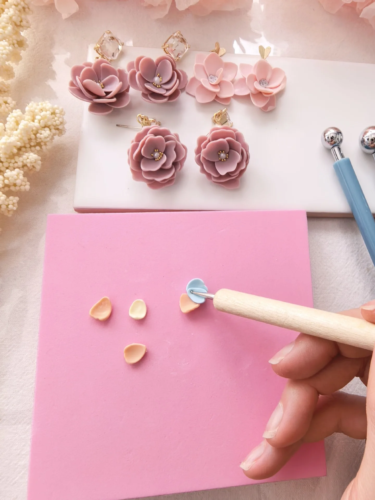 10 x 10 cm große PLA-Arbeitsmatte mit Antihaftbeschichtung für die Herstellung von Blumen und Blütenblättern aus Polymer-Ton – Gelb- und Rosa-Bastelunterlage für Schmuck und Ohrringe – Detail 2