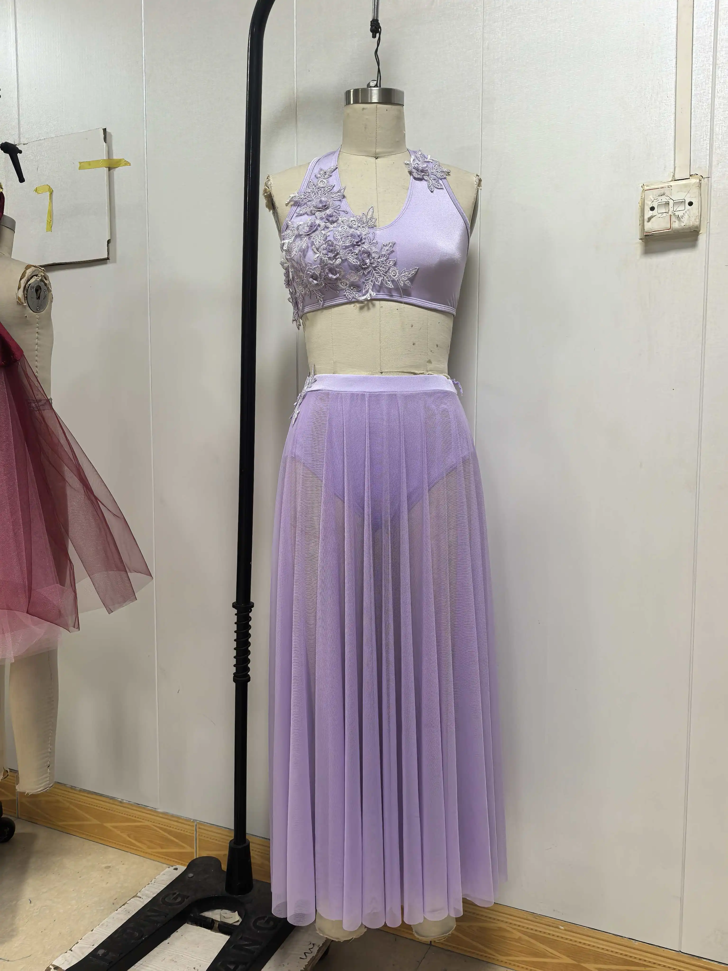 Damska, elastyczna, czarno-złota odzież do tańca lirycznego, top na ramiączkach, zdobiony piórami i błyszczącymi cyrkoniami.