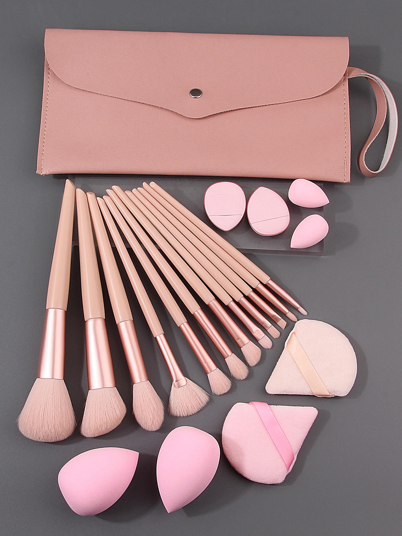 Ensemble d'outils professionnels de beauté quotidienne: 12 pinceaux de maquillage à poils souples + 8 pièces de bouffantes d'éponge d'œuf de maquillage en forme de goutte d'eau + trousse de maquillage