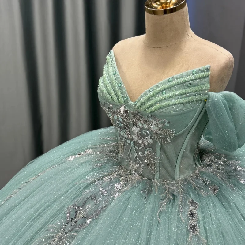 

Блестящее светло-зеленое платье для квинсеаньеры с открытыми плечами, с блестками и кристаллами, длинный шлейф, Vestido De 15 Quinceanera, на заказ