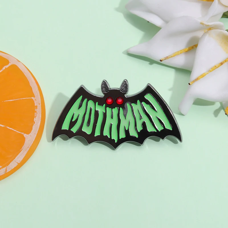 Black Moth Man smalto Pin Cartoon Mothman Bat Animal spille colletto con risvolto zaino Badge gioielli di Halloween regalo per gli amici