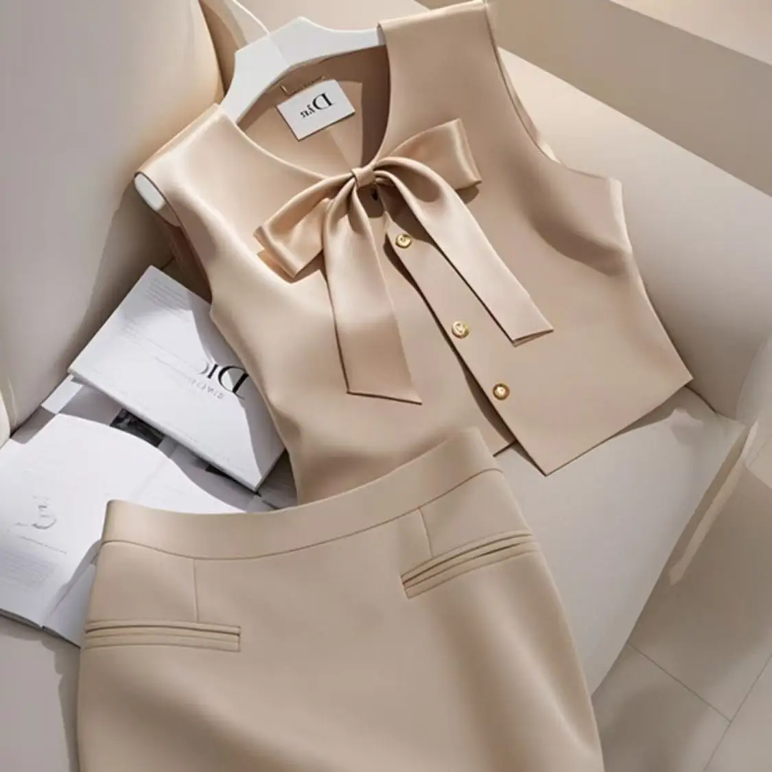 

Новые летние элегантные женские простые наряды, комплект из 2 предметов, модный жилет без рукавов с бантом, топ + тонкая мини-юбка, элитный офисный женский костюм