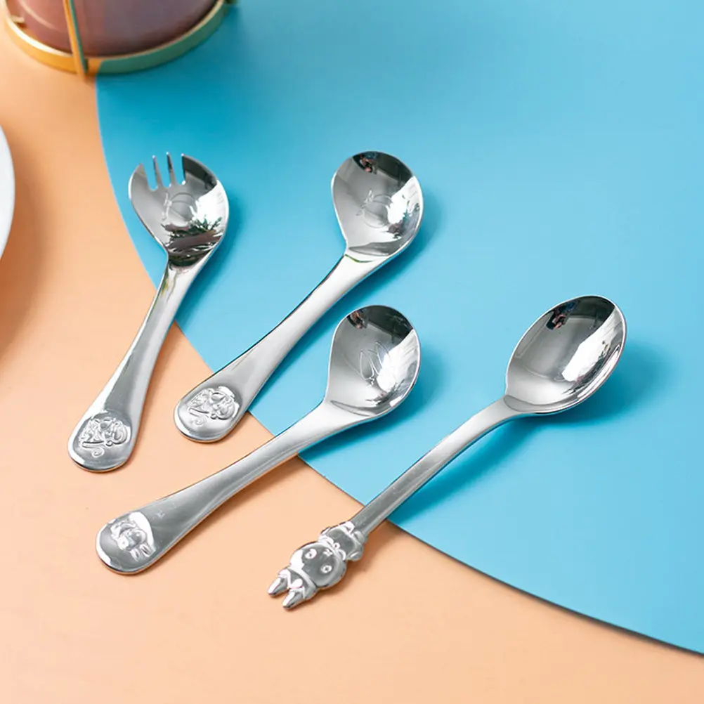 colher-de-treinamento-para-alimentacao-de-bebes-em-aco-inoxidavel-com-design-ergonomico-curvado-para-a-esquerda-cabo-antiderrapante-e-padrao-de-animais-gravado-para-autoalimentacao