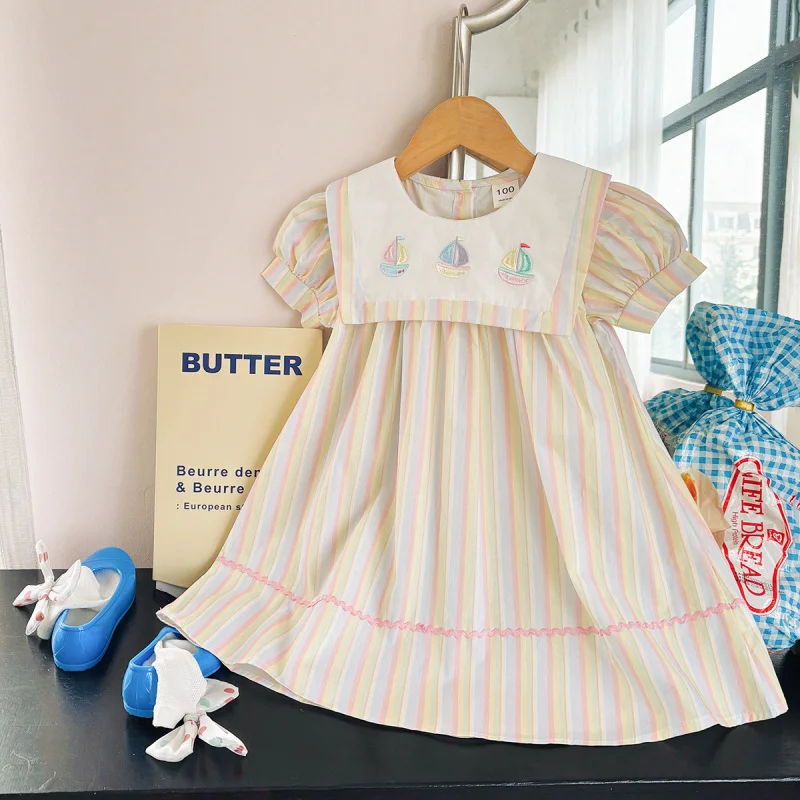 

2025Детское летнее платье в корейском стиле с красочной парусной вышивкой, темно-синее полосатое платье с короткими рукавами