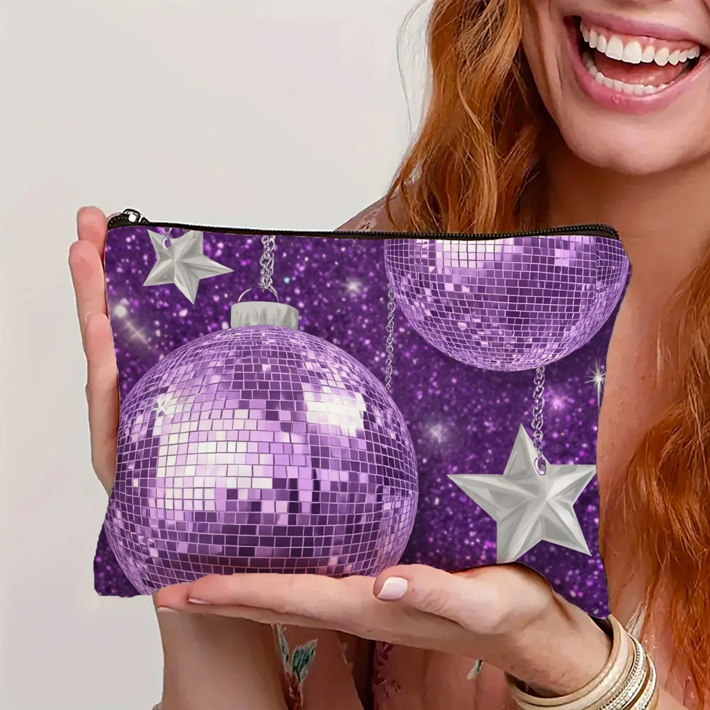 Un sac à cosmétiques sphérique violet - pochette multifonctionnelle à fermeture éclair, sac de rangement de bijoux, petit sac de rangement à fermeture éclair de voyage parfait.