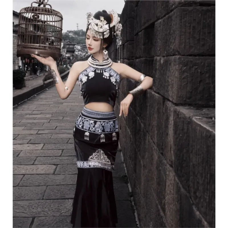 Nieuwe lange jurk etnische minderheidsset kenmerken reisfotografie