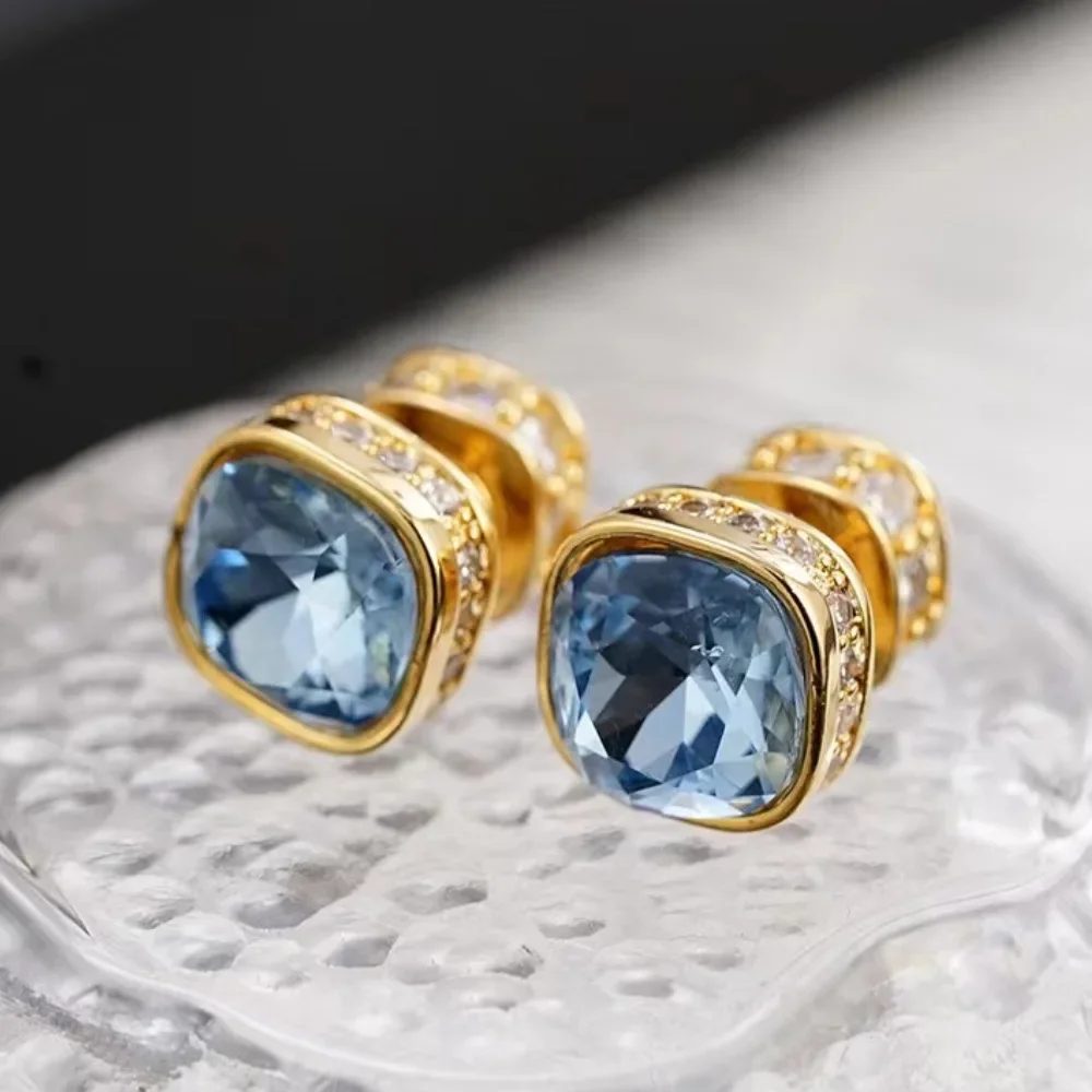 Fashionable zircon earrings, small and cute women's jewelry, anti allergic material, suitable for women's daily wear earrings.