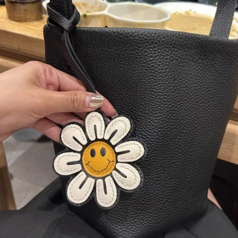 1 portachiavi girasole con faccia gioiosa e fiore, accessorio per auto in ecopelle, decorazione alla moda per borse e telefoni, idea regalo