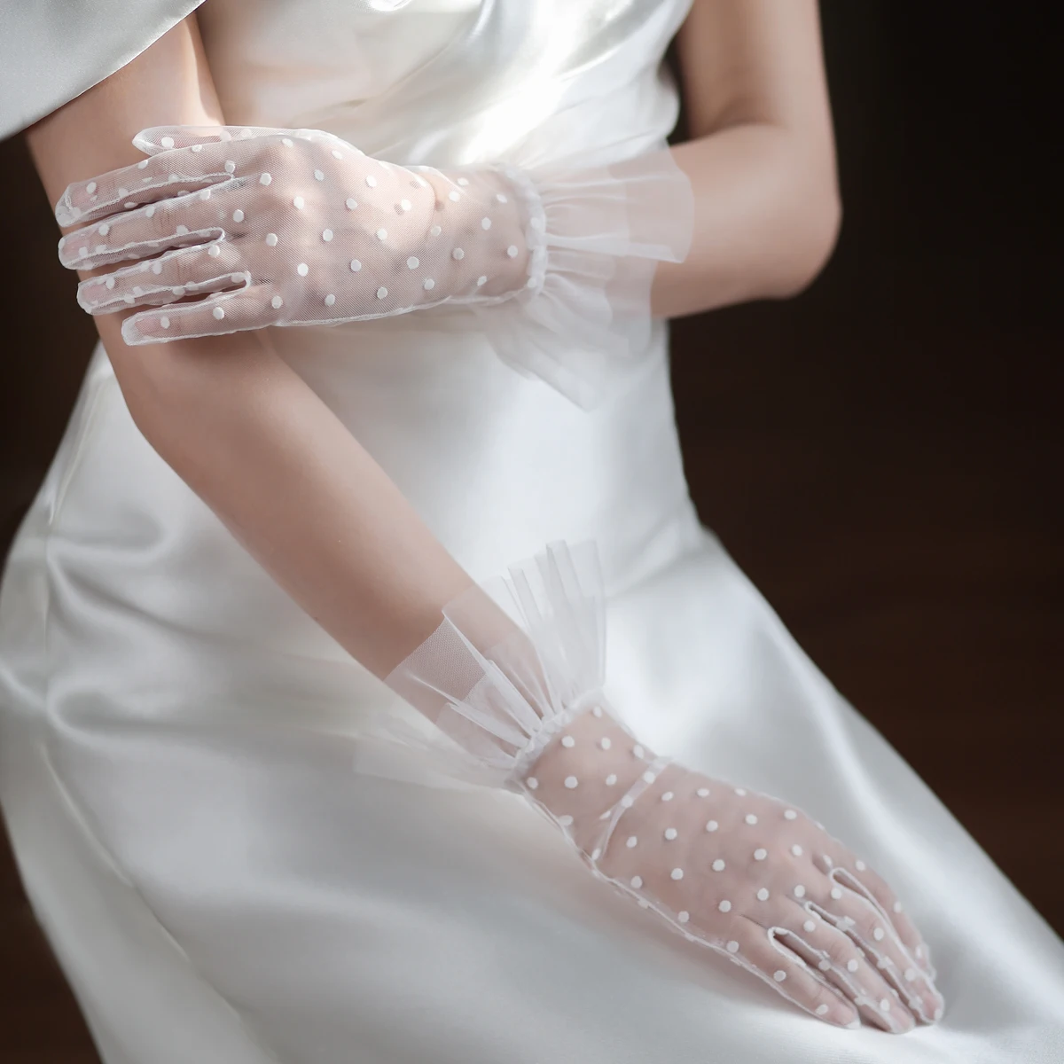 WG063 Wedding Bridal Handmade Gloves Soft Tulle Dots Ruffle Short White Wrist Brides Bridesmaid Gloves Women Pageant Handschuh