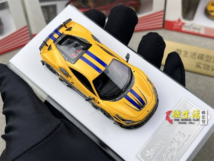 Nowo zapasy Fuelme 1/64 Mansory F8XX żółte kolor żywiczny w kolekcji 2023 Model modelu samochodu