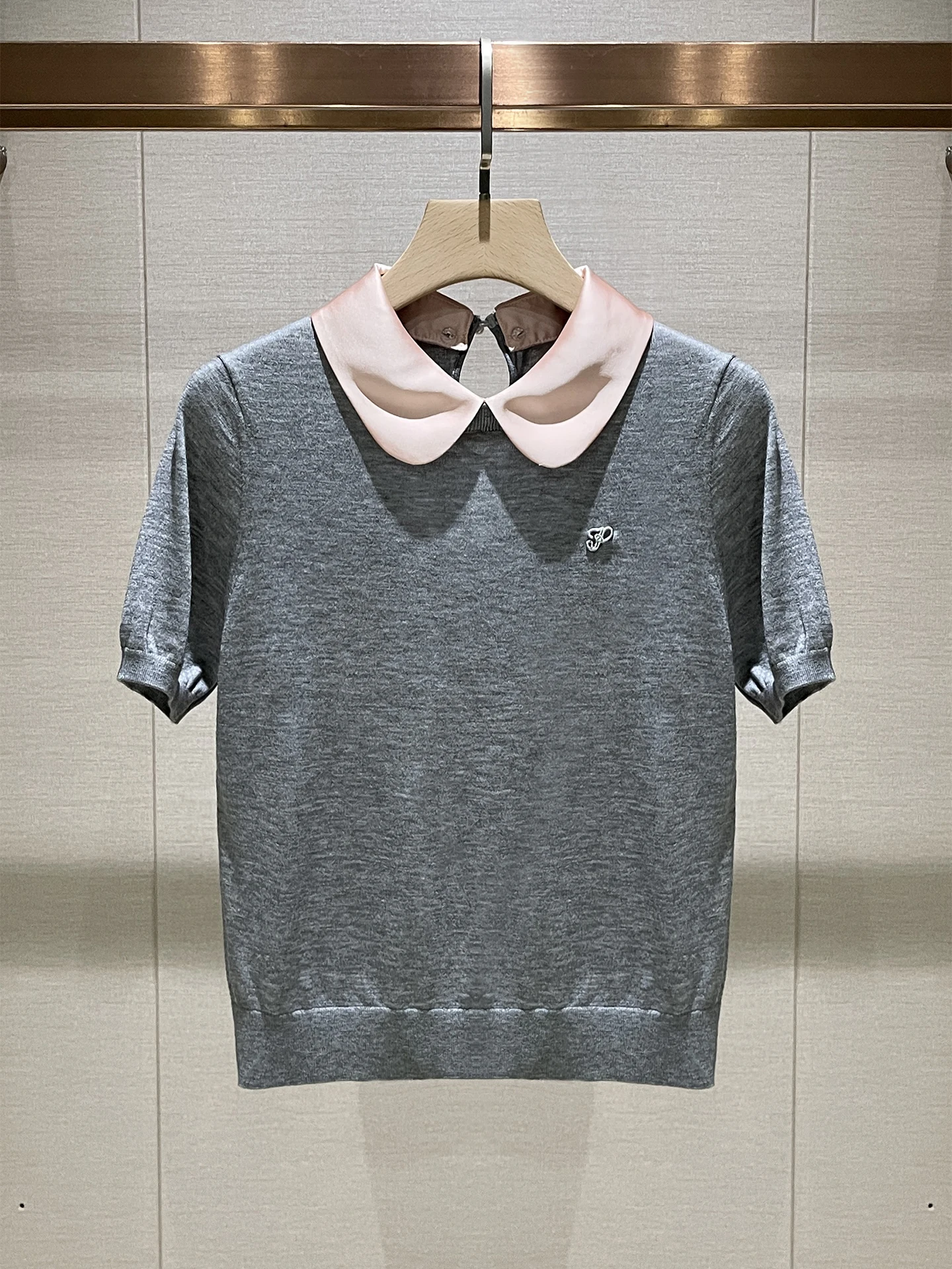 

Женская трикотажная футболка с коротким рукавом и воротником-стойкой, модный дизайн, китайский бренд, стандартная длина рукава, для повседневной носки