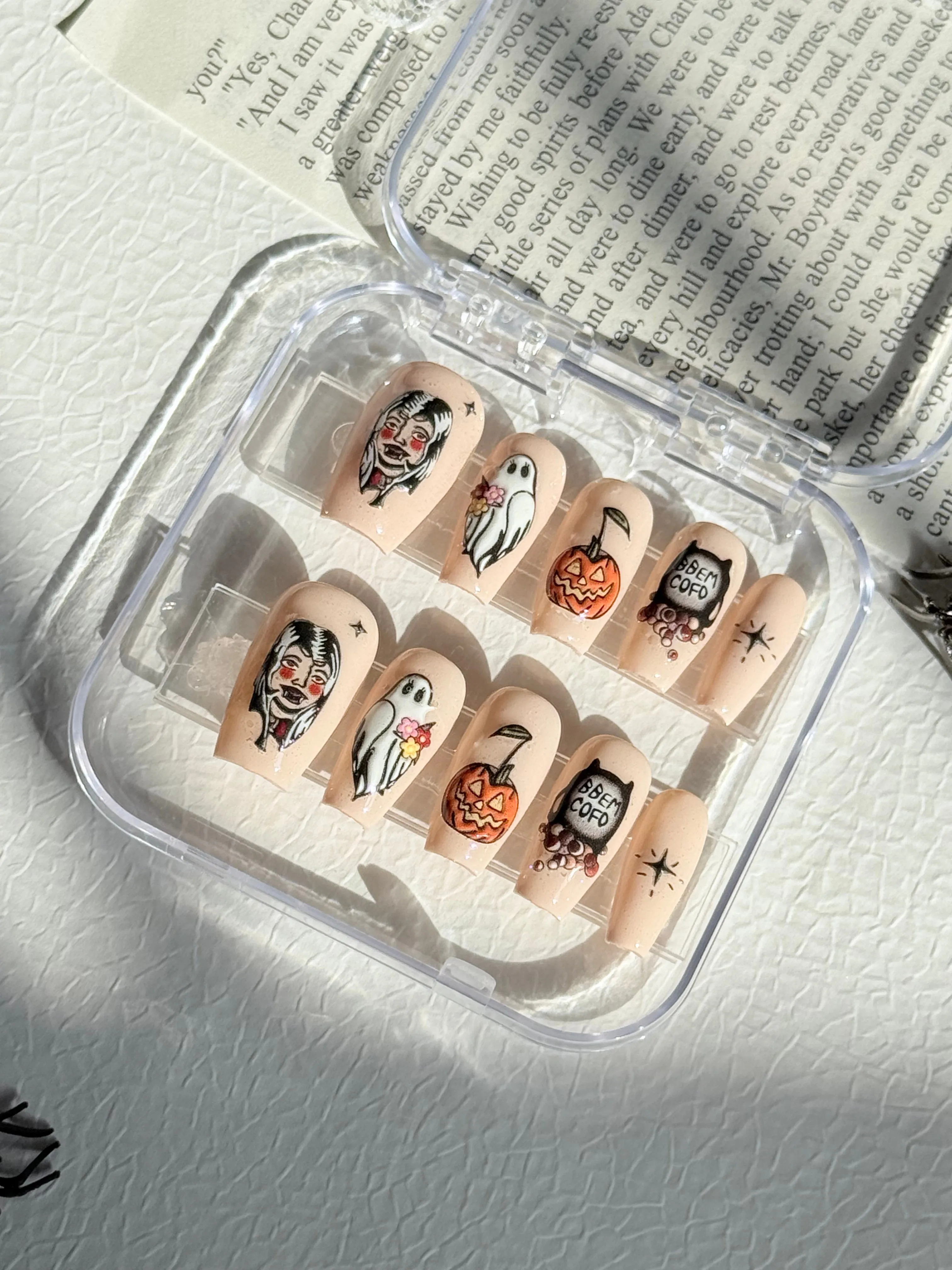 faux-ongles-a-coller-pour-halloween-motif-fantome-et-citrouille-style-gothique-ongles-artificiels-couleur-nude-rose-faits-a-la-main-pour-les-fetes