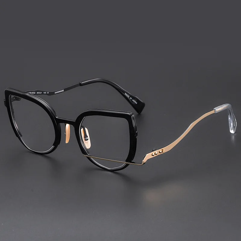 يمكن تجهيز الرجال والنساء على طراز القطط المخصص الجديد لعام 2025 بإطارات قصر النظر للقيادة في الخارج