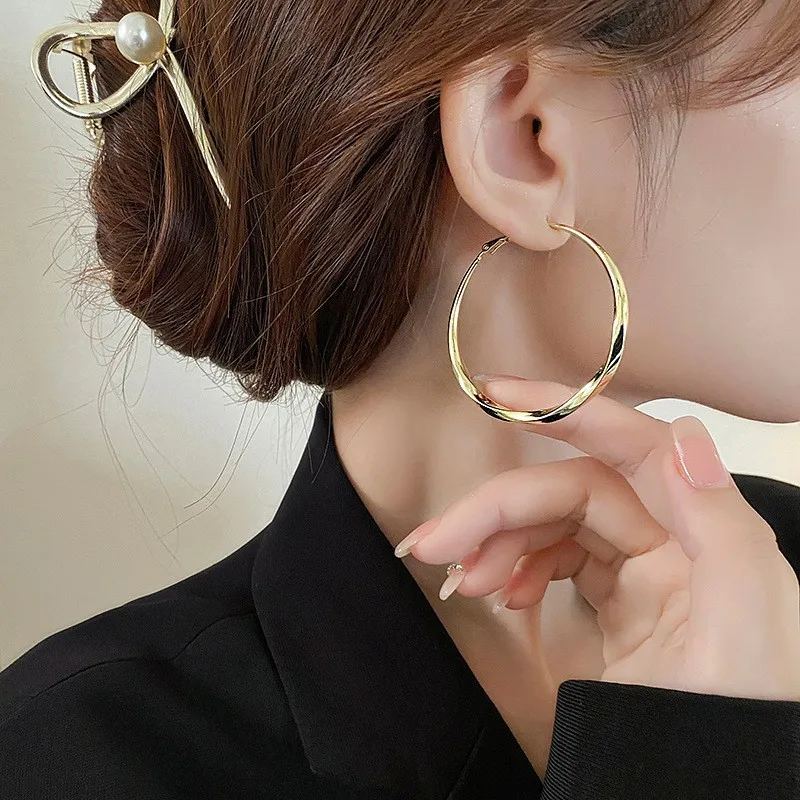 

Chic and Trendy Personalized Dangle Earrings for Women 2024 Autumn Gold Circle Earrings Perfect Accessory for Fashionable