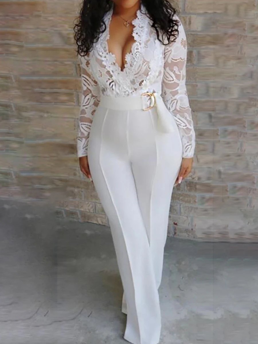 

Белый комбинезон с кружевной вставкой на лифе и широкими штанинами