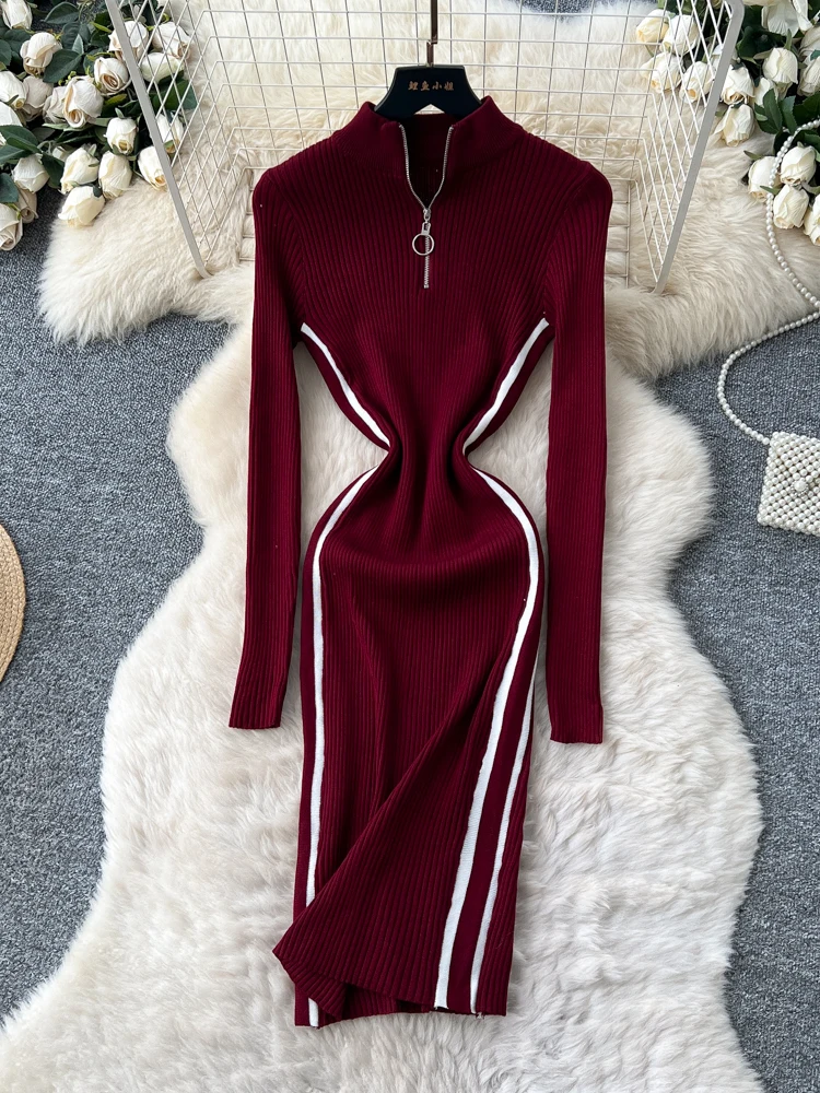 Sweter damski z dzianiny w stylu retro, z kołnierzem stójką, zapinany na zamek, długi rękaw, blok kolorów, w paski, z podkreśleniem talii.