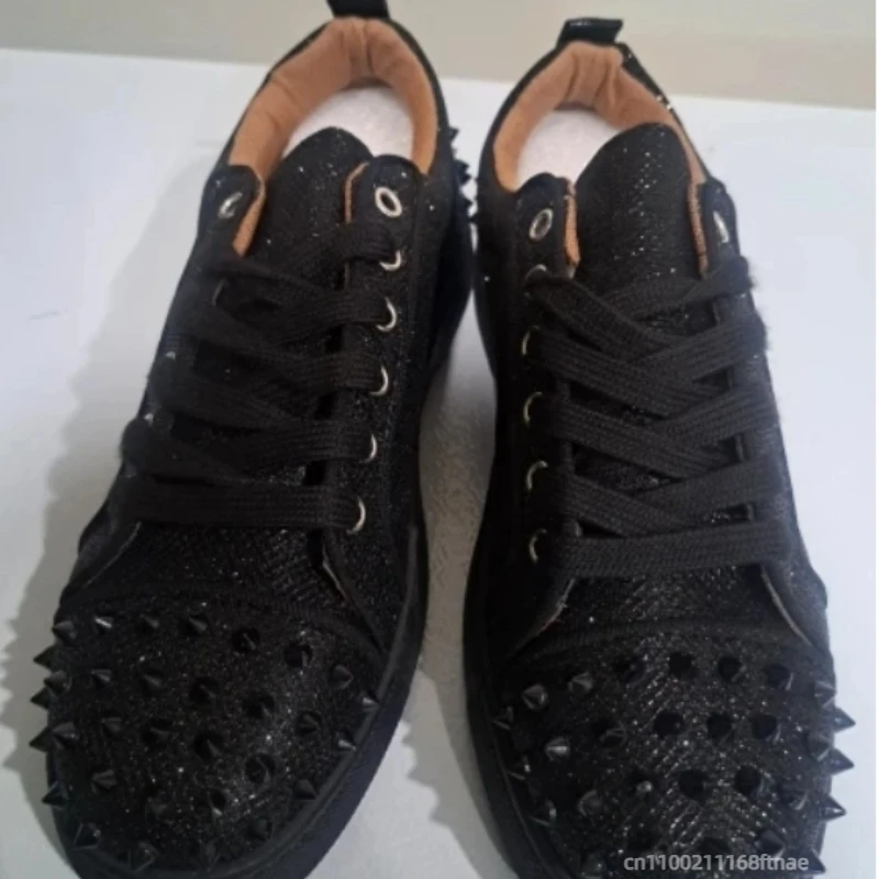 Street-Dance-Schuhe für Herren und Damen, perforiertes Segeltuch, modisch, atmungsaktiv, rote Sohle, Niete, personalisierte Freizeitschuhe