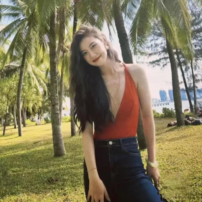 2025-retro badpak in Hong Kong-stijl uit één stuk |   Sexy rode monokini met diepe V-hals voor het afslanken van het lichaam en hete lente-uitjes