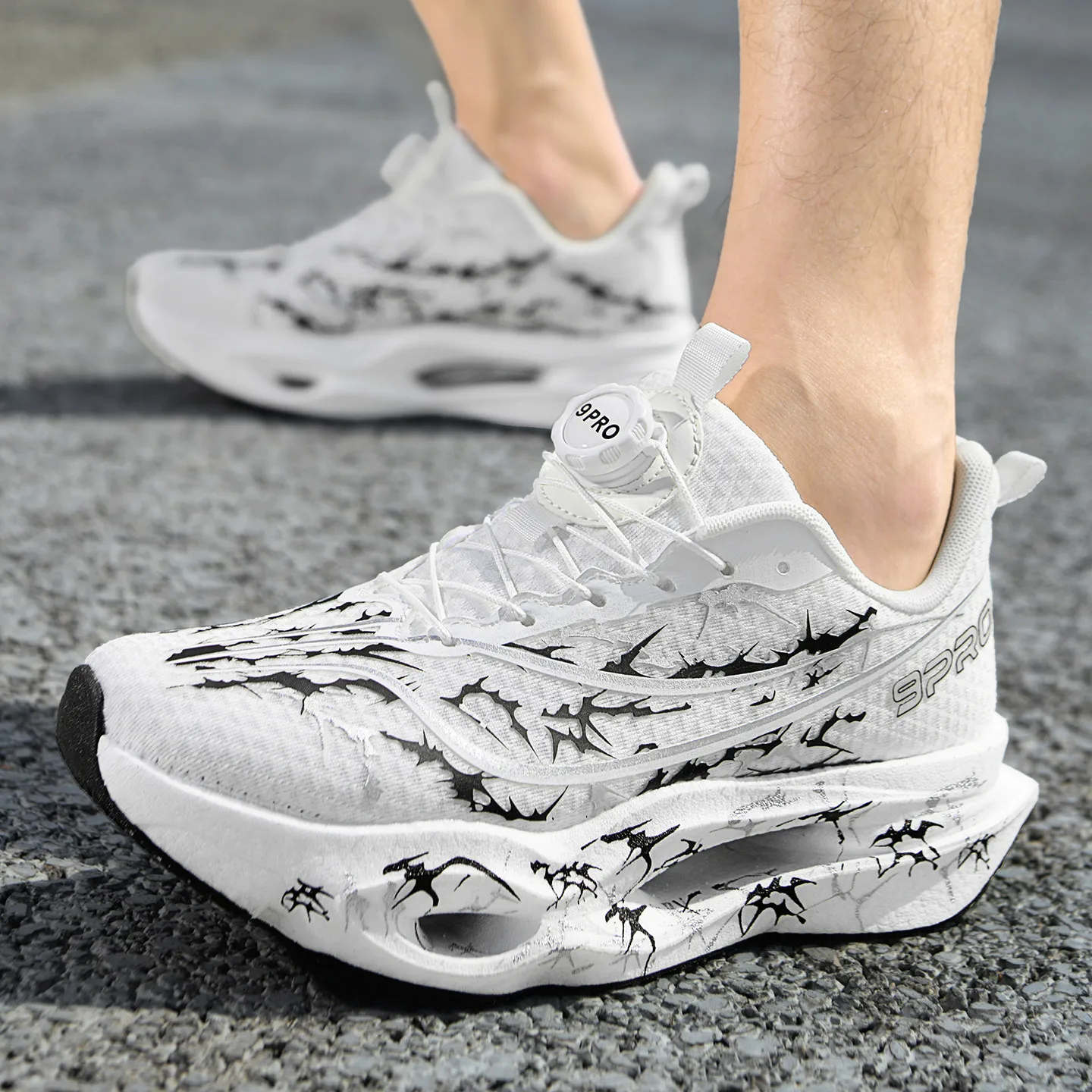Herren-Laufschuhe, Tennisschuhe, trendige Laufschuhe mit Carbonplatte und Knopfverschluss für alle Jahreszeiten, personalisierte Sportschuhe mit Dornenmuster und atmungsaktivem Mesh-Material, Laufschuhe mit hohem Rückprall und dicker Sohle, rutschfest und abriebfest. – Detail 17