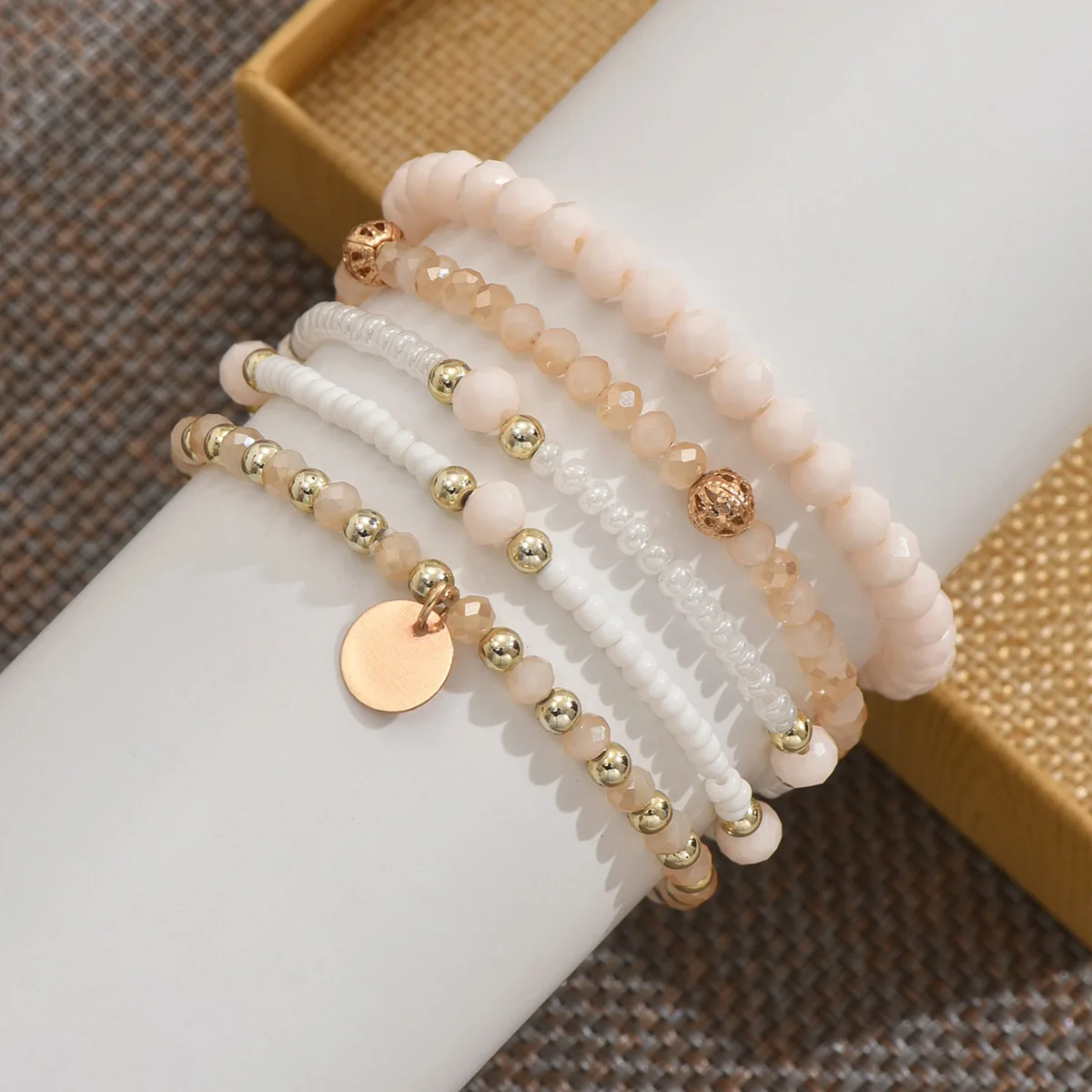 5-teiliges Set aus böhmischem Armband mit Perlen für Damen, glitzerndes Charm-Armband mit elastischen Perlen, Armreif, handgefertigter Schmuck im Boho-Stil. – Detail 2
