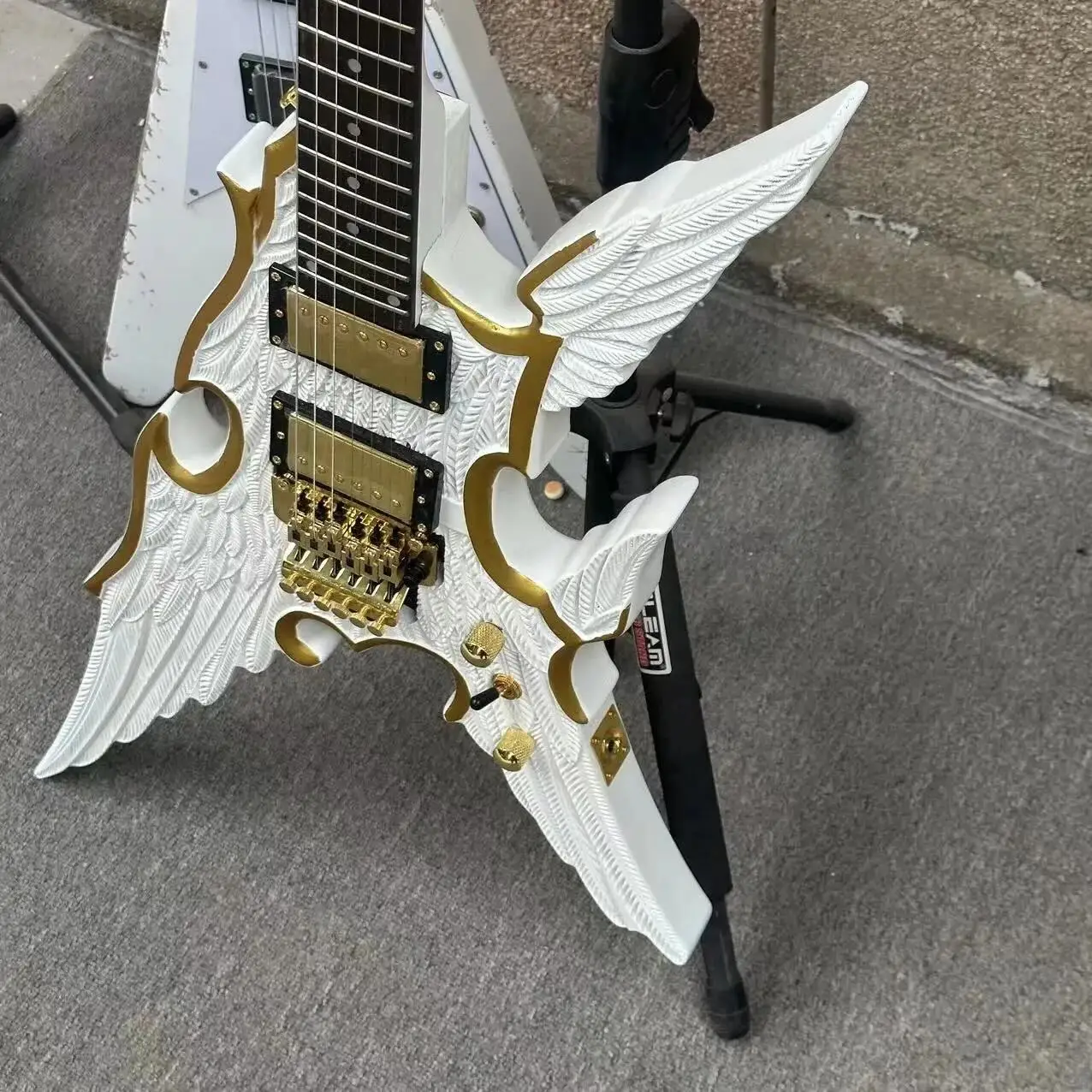 Engraved Angel Wings 6-strings Split Electric Guitar White Body with Gold Rim
