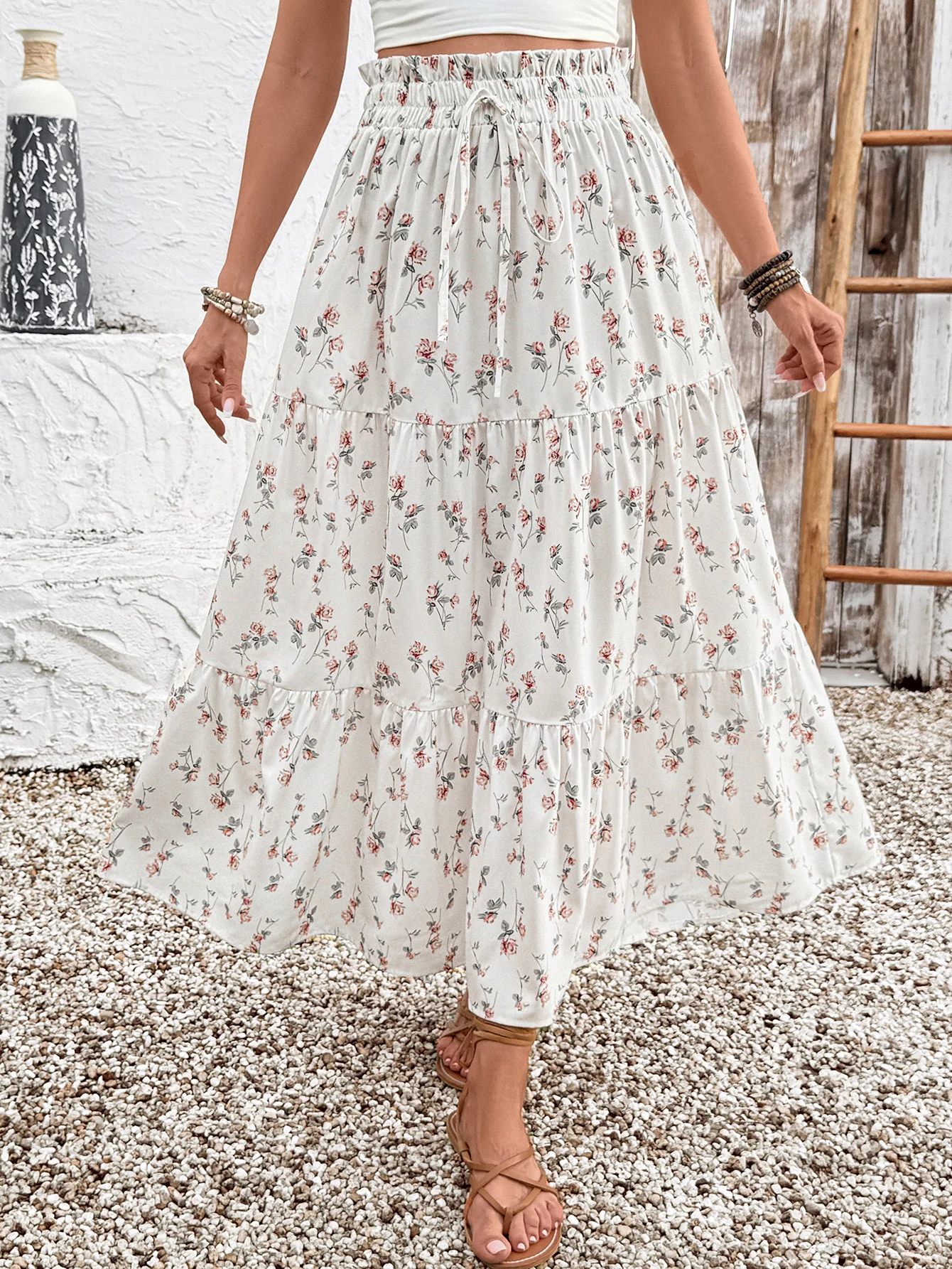 Damska spódnica midi o długości do kostek, w kwiatowy wzór, idealna na wiosnę i lato, z elastyczną talią i zwiewnym krojem.