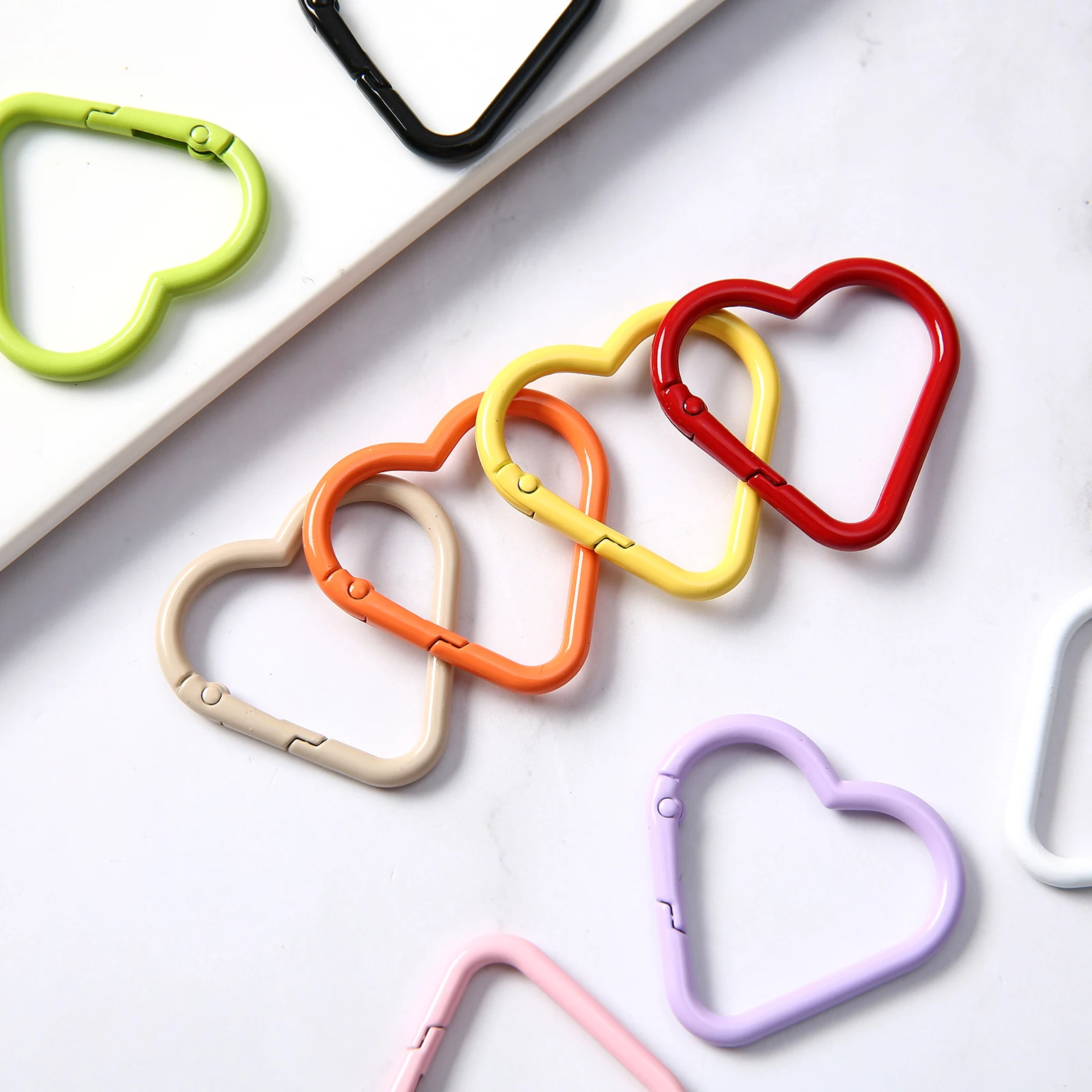 1/5/10/20 قطعة الملونة على شكل قلب حلقة تسلق من الألومنيوم المفاتيح خطاف مشبك مشبك معلق صنع المجوهرات اكسسوارات