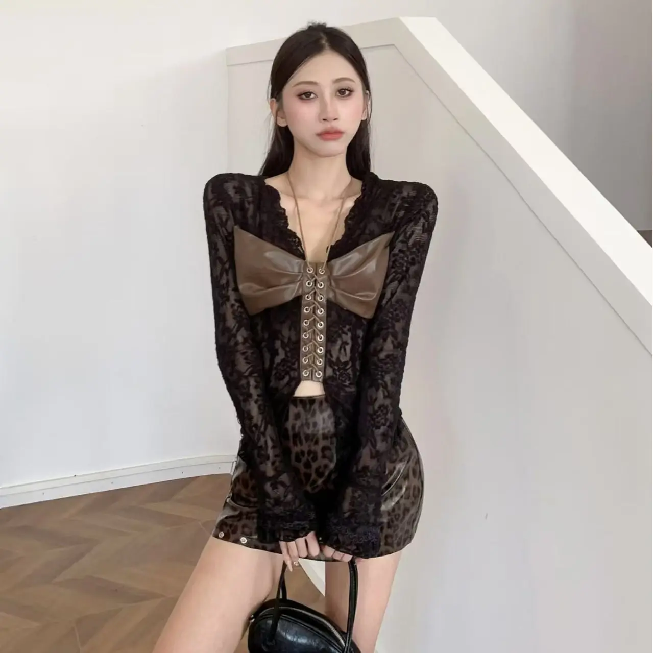 French Pure Desire Style Spicy Girl Design Sense V-neck Splicing Sexy Lace Sweet Small Trumpet Sleeve Top for Women's Fashion