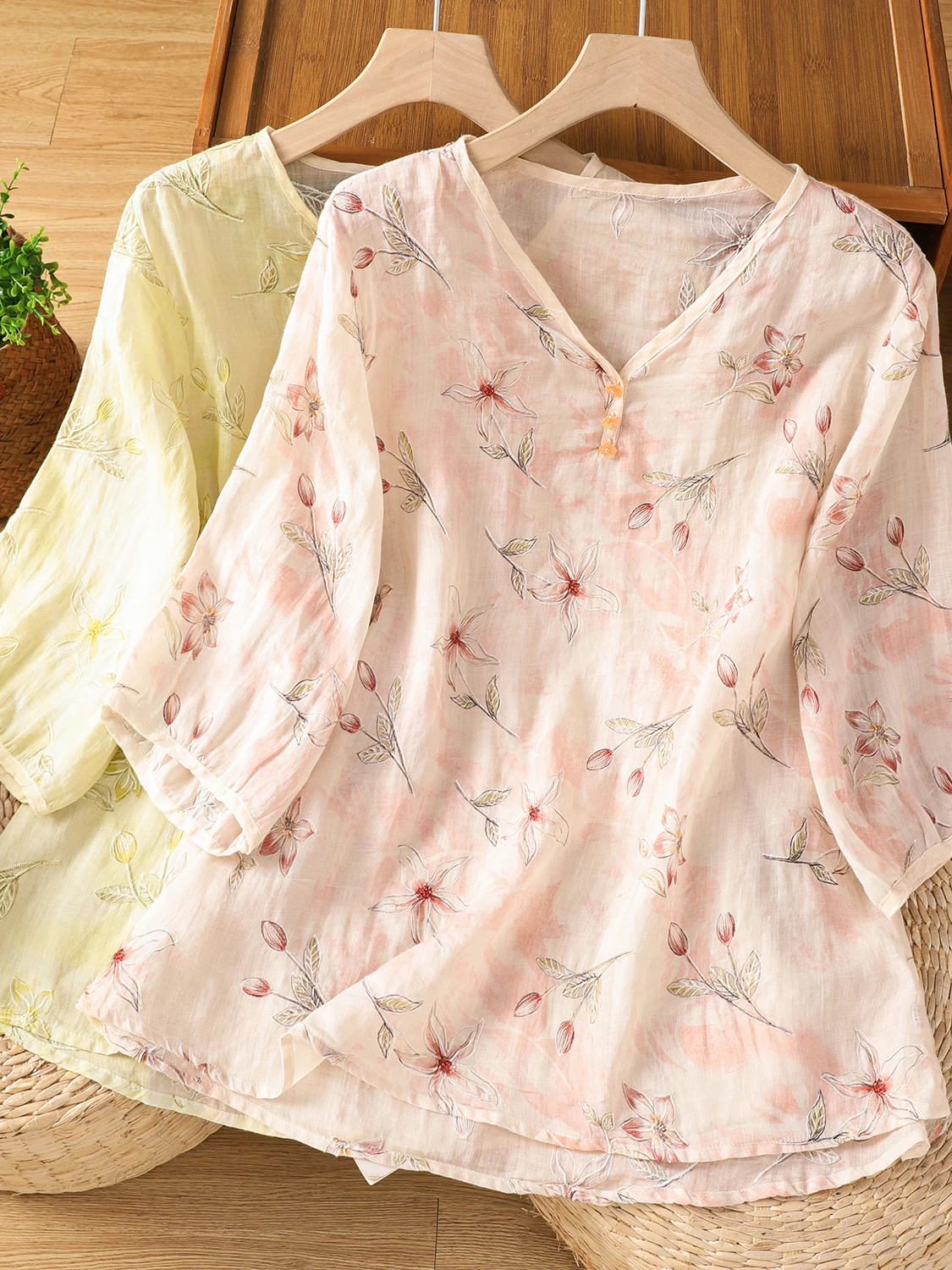 

Тонкая футболка с художественным цветочным принтом, с V-образным вырезом и короткими рукавами, повседневный топ для женщин, летний, из смесового хлопка, свободного кроя