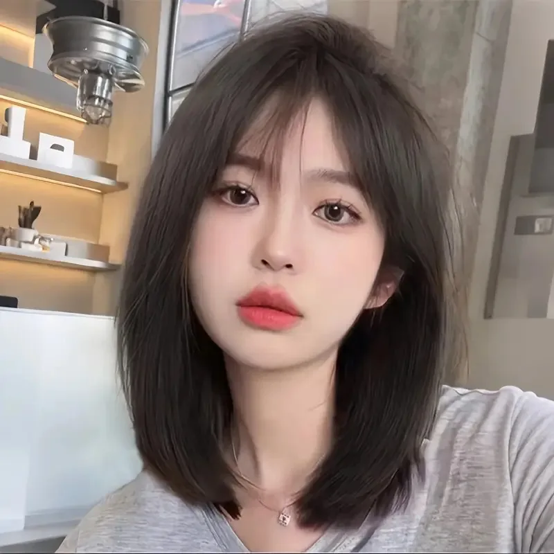 Short-haired Woman's Age-defying Full-head Wig Long Straight Hair With Layers Natural Mid-length Shoulder-length Hair