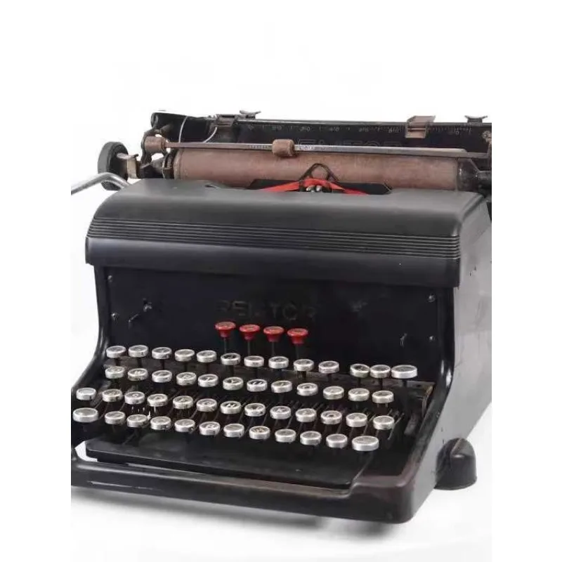 A simple demonstration of the functions of the Western antique mechanical English typewriter