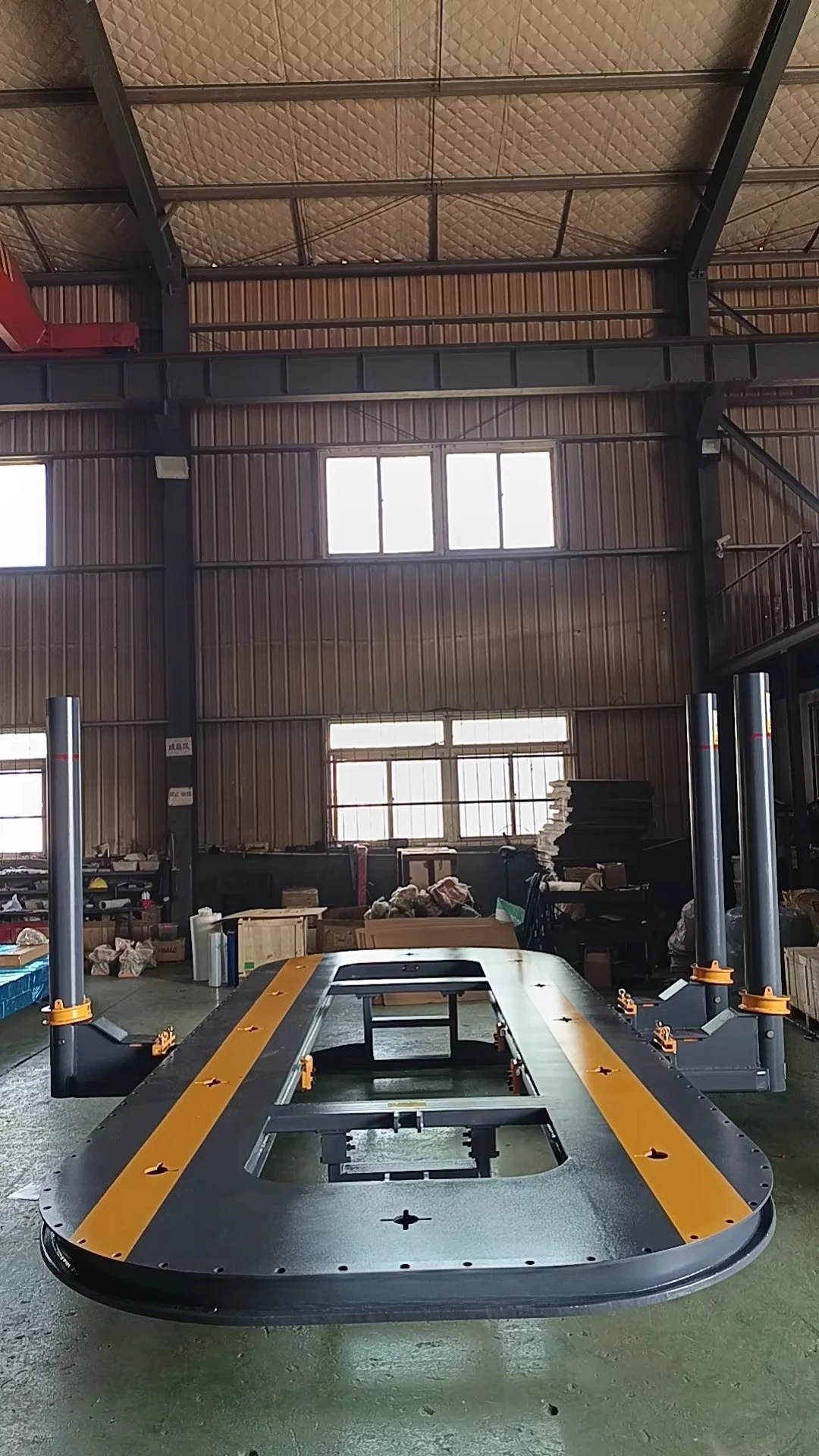 Automotive body crash repair machine with sheet metal frame vehicle equipment for straightening