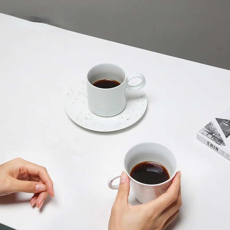 

Home Modern White Sprinkler with Base Glazed Ceramic Coffee Cup ins Handle Single Ear Ceramic Cup