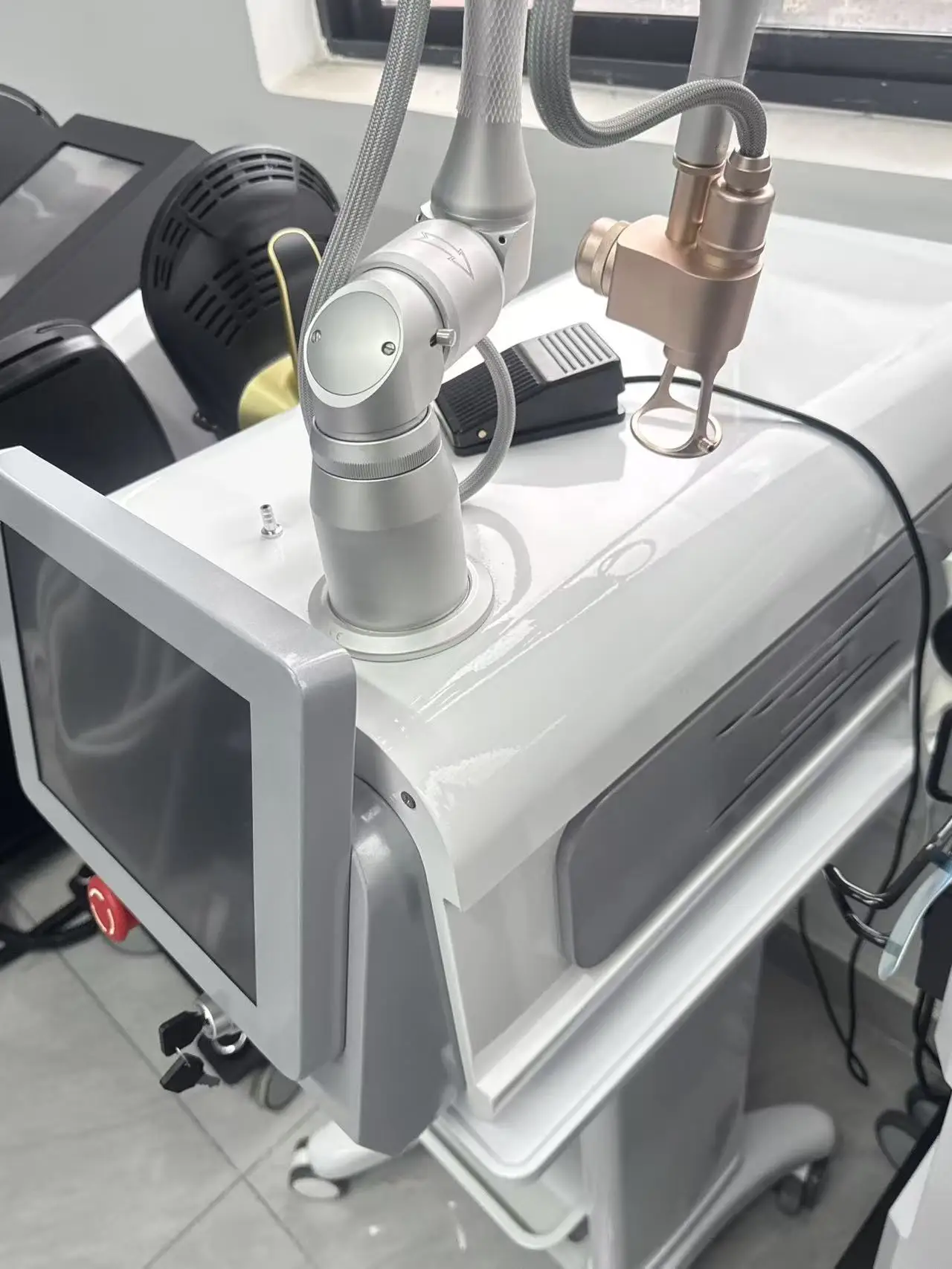 

Portable CO2 Fraction Radiofrequency Skin Repair Instrument Lift And Tighten The Skin To Remove Pigmentation