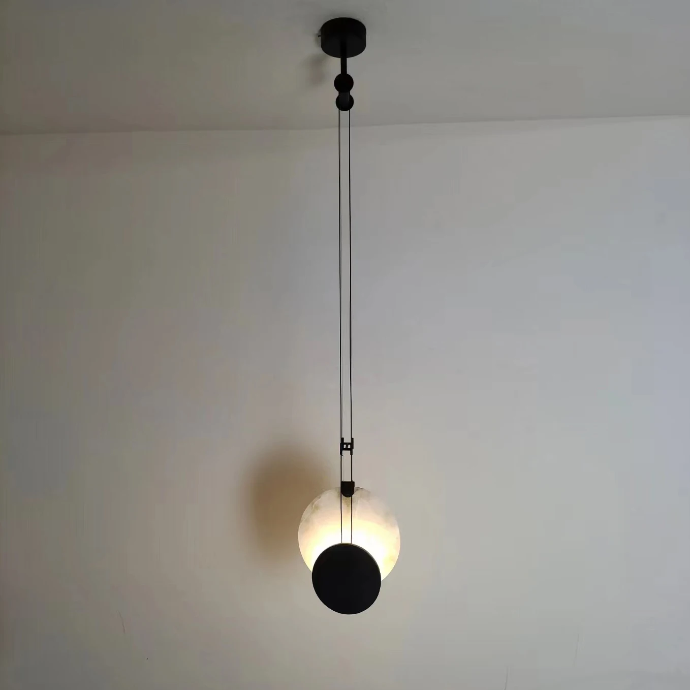 

Modern Simple Black Paint Iron Disc Marble LED Light Single Dining Pendant Lamp Warm White Bedroom Living Room Hanging Fixture