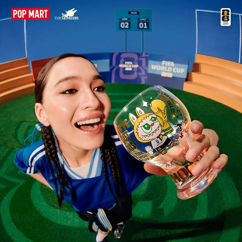

POP MART Labubu The Monsters FIFA Series: Стеклянная коробка-сюрприз (Blind Box) — коллекционные фигурки, кавайные украшения, декор для дома и рабочего стола