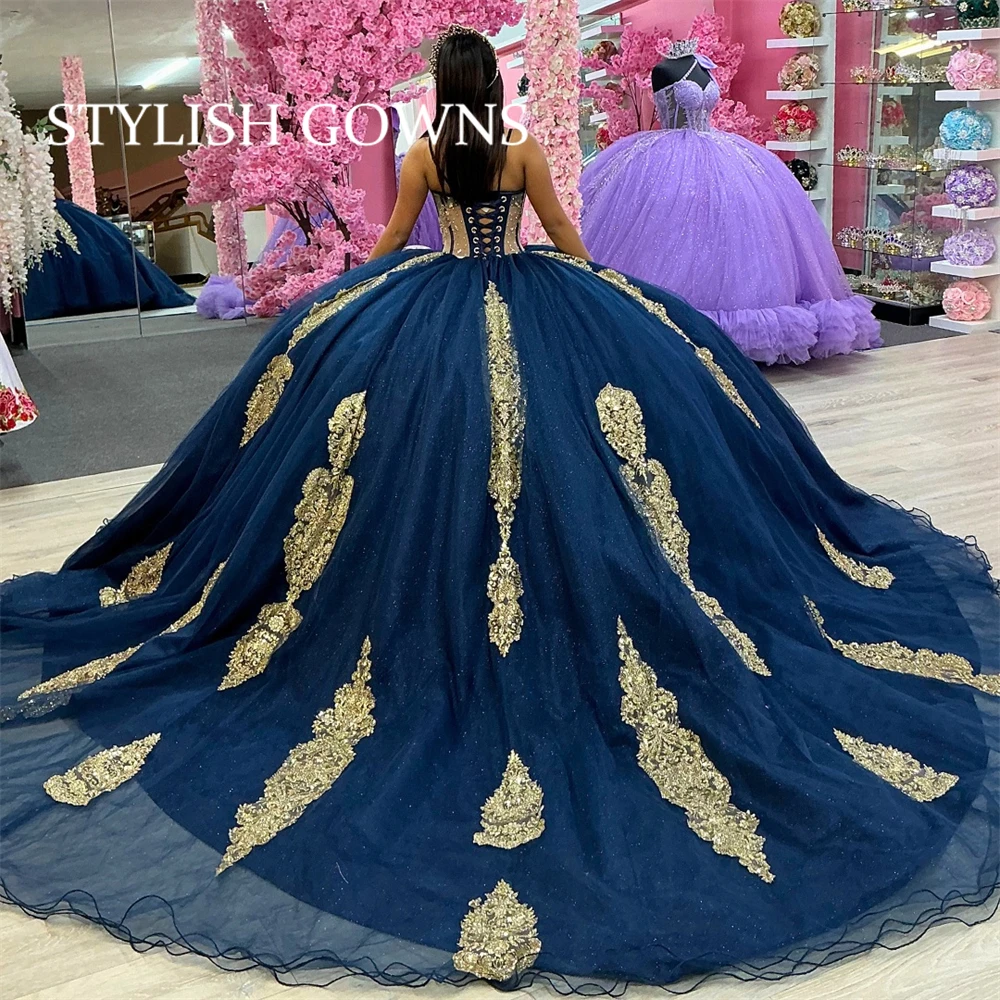 ชุดราตรีงาน Quinceanera สีน้ำเงินกรมท่าแบบกำหนดเอง แต่งลูกไม้สีทองประดับด้วยลูกปัด พร้อมผ้าคลุม ชุดหวานสำหรับงาน Sweet 16 หรือ Vestido De 15 Anos