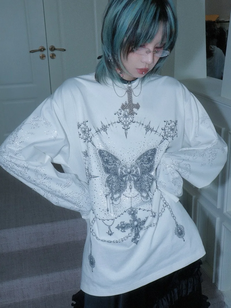 

Удобная футболка с длинным рукавом, струящаяся как ткань, словно падающая в галактику, между уютом и блеском.